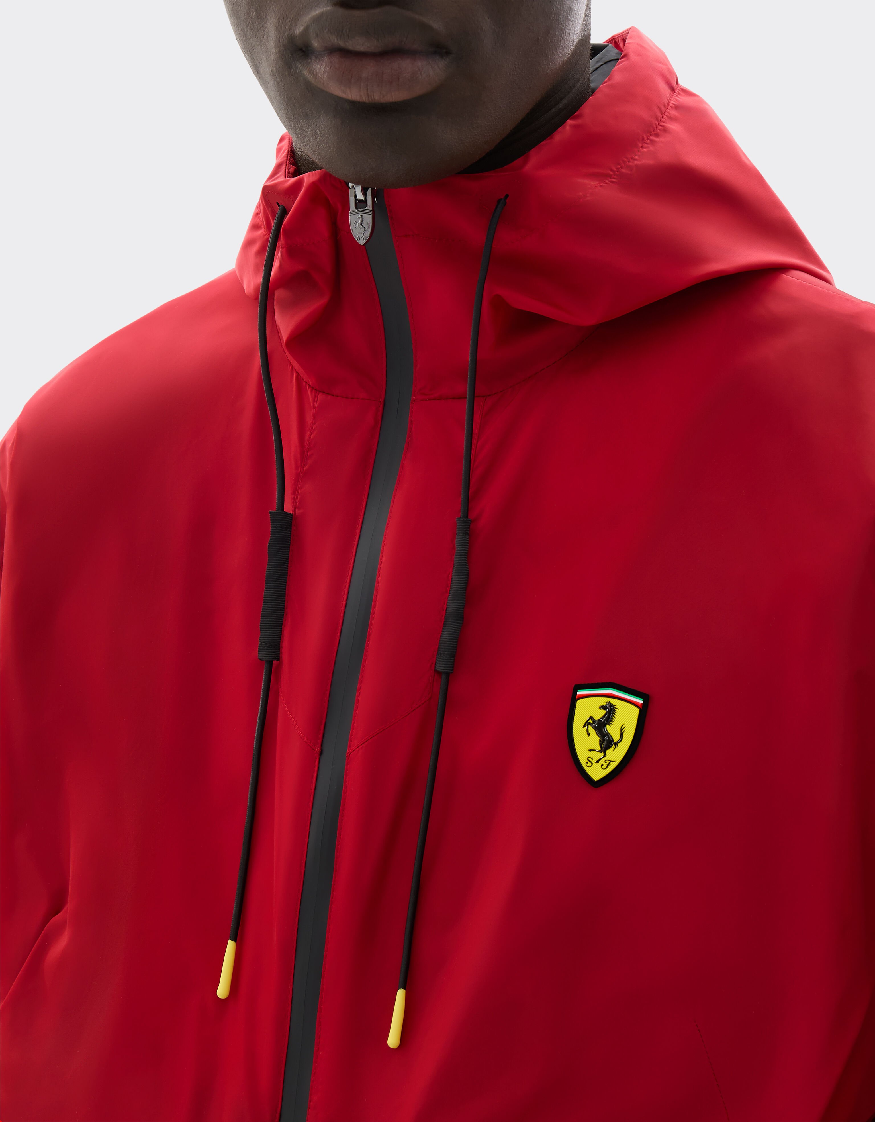  Nylon-Windjacke mit Ferrari-Wappen Rosso SWMOU0004WNY0003f
