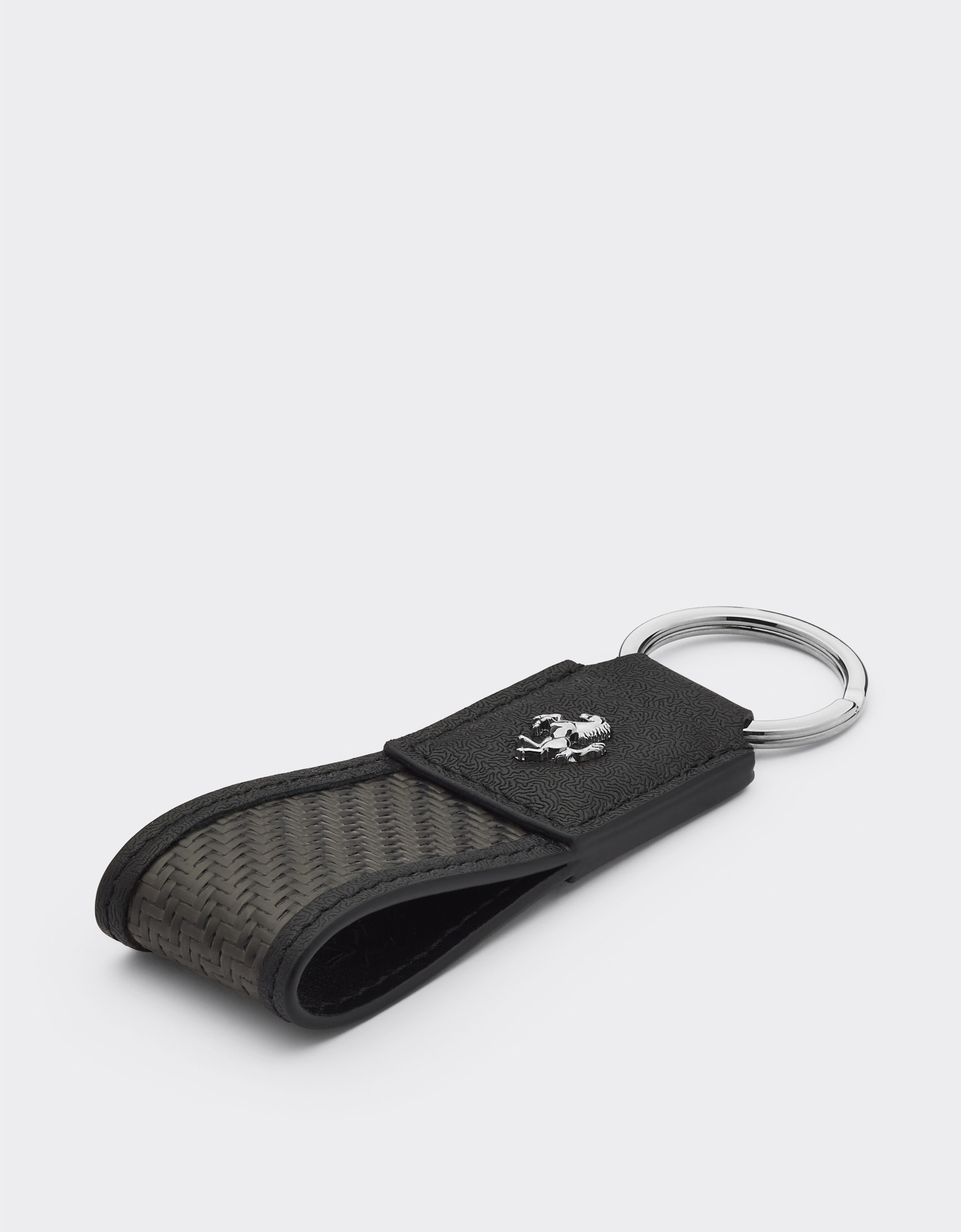 Ferrari Schlüsselanhänger mit Carbonfaser und „Cavallino Rampante“-Emblem Schwarz 47143f