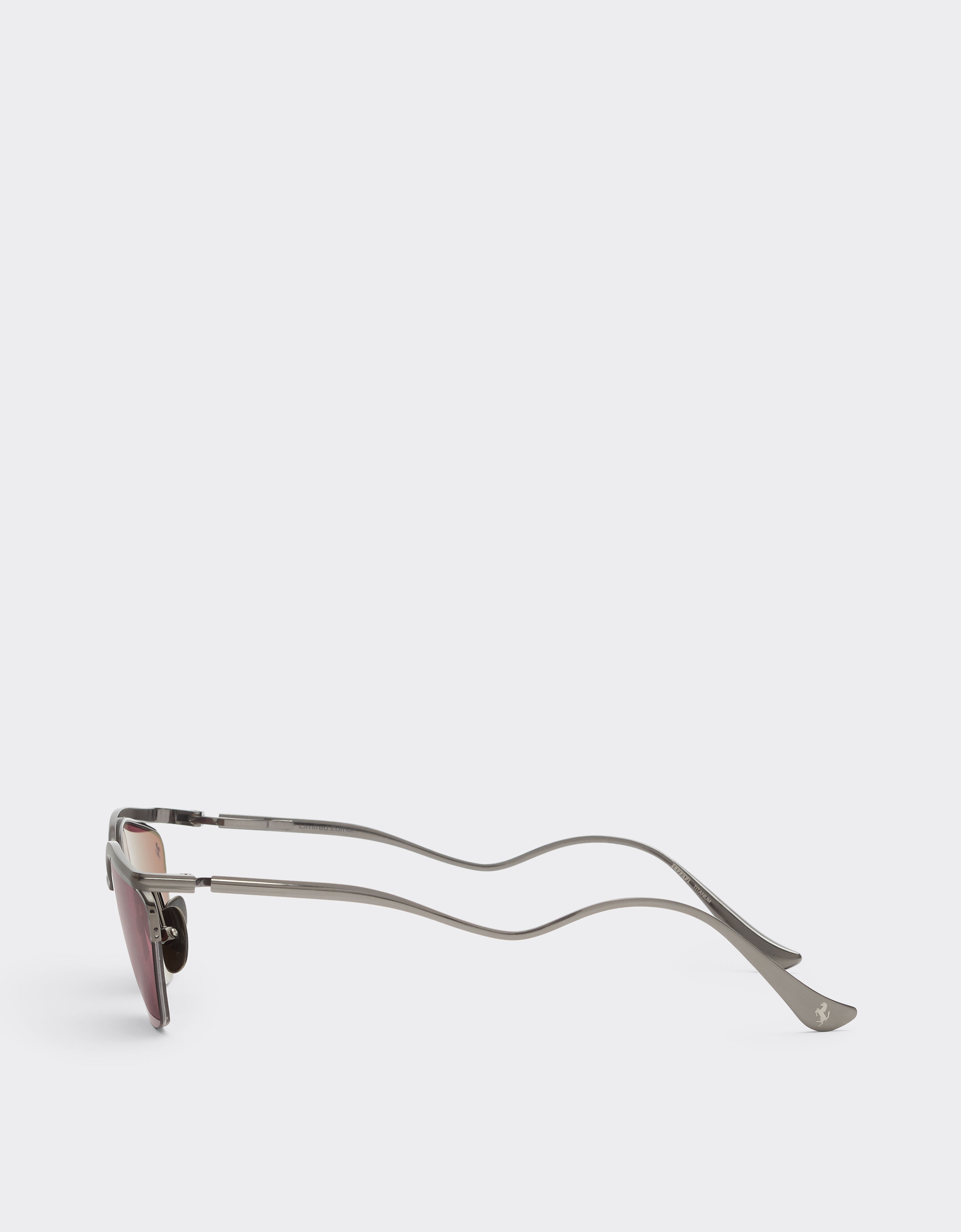 Ferrari Lunettes de soleil Ferrari en titane couleur canon de fusil brillant avec verres exclusifs Contrast Pro™ Gunmetal LA0L1f