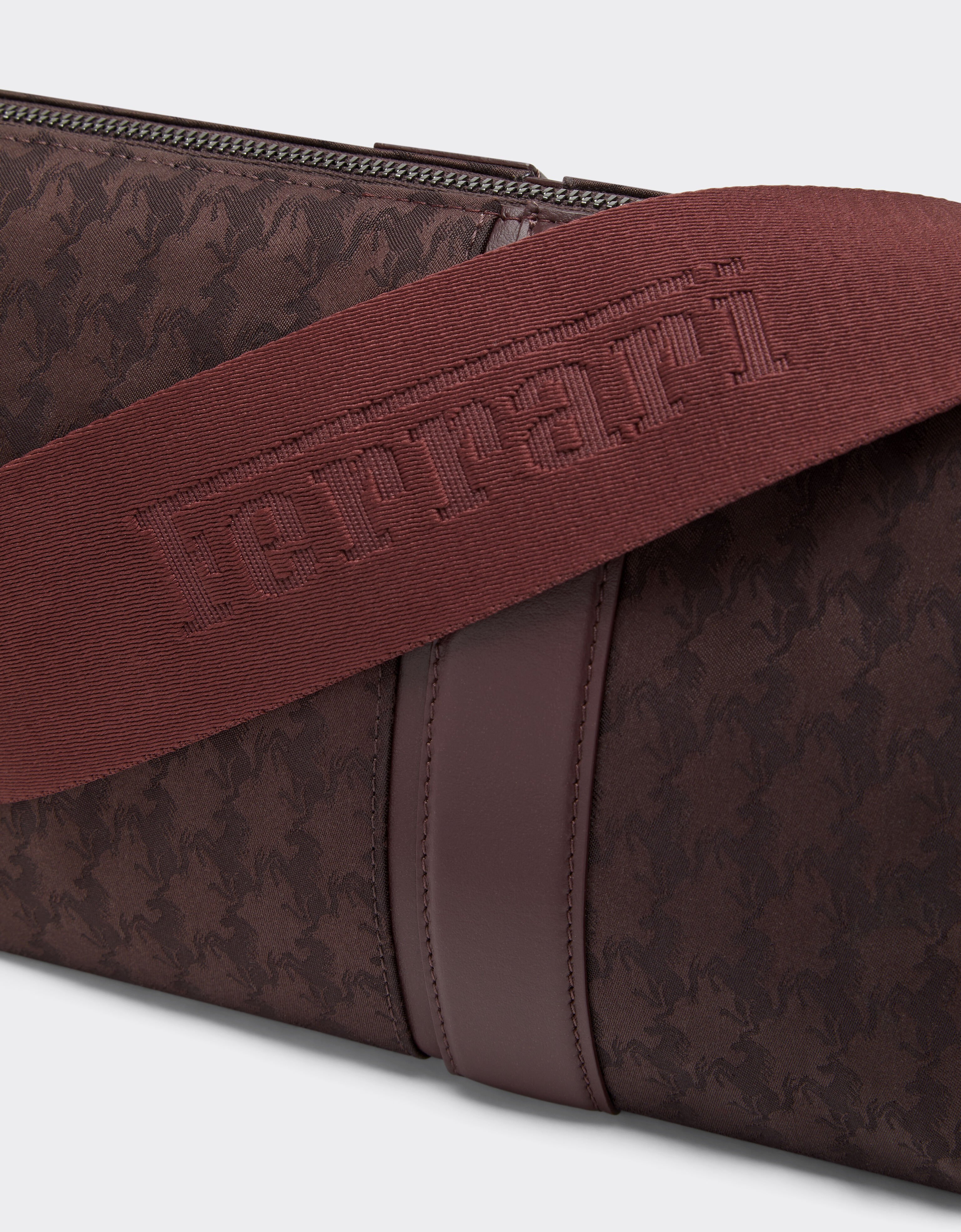 Ferrari Bolso cruzado en jacquard Q-Cycle® con estampado Cavallino Caoba 49139f