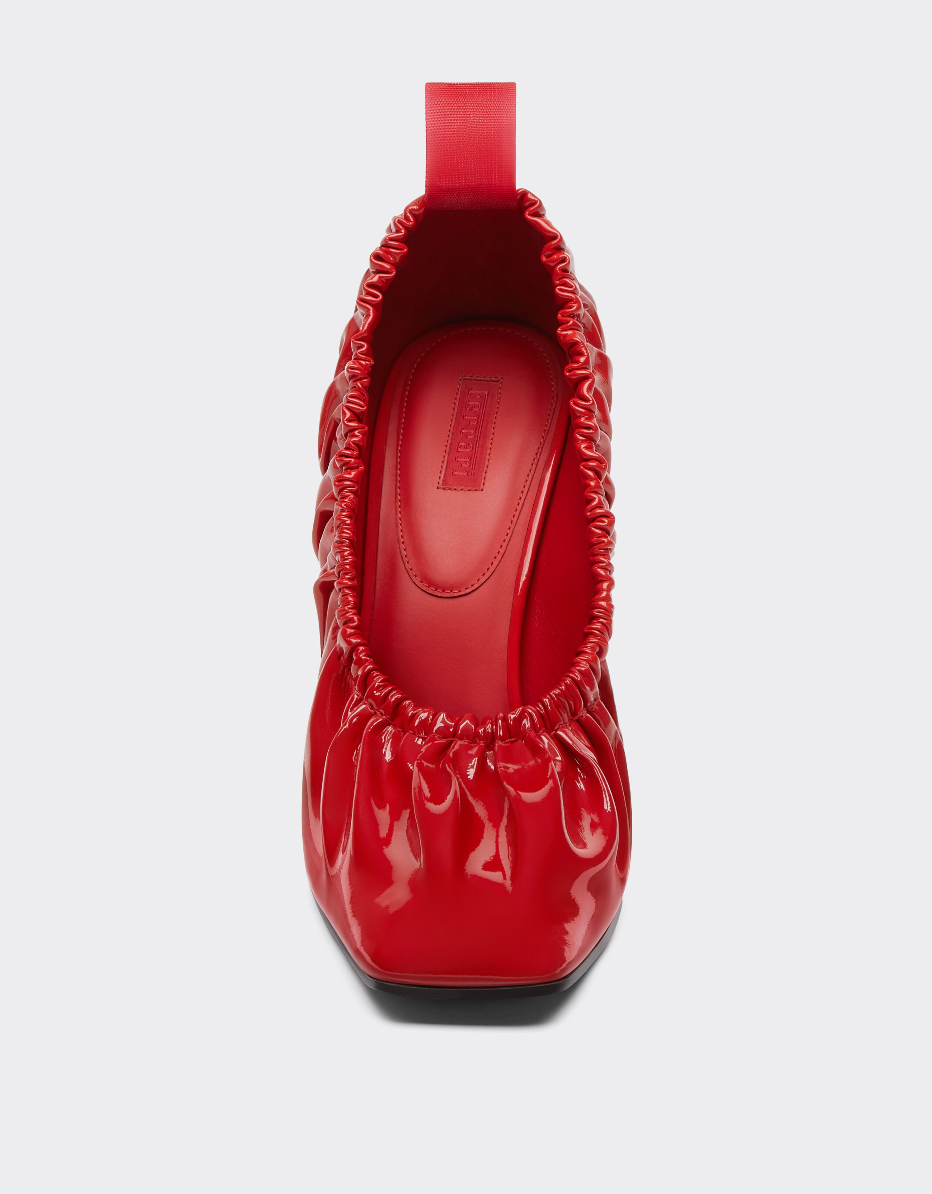 Patent leather curled pump shoe in Rosso Dino for Women | Ferrari®