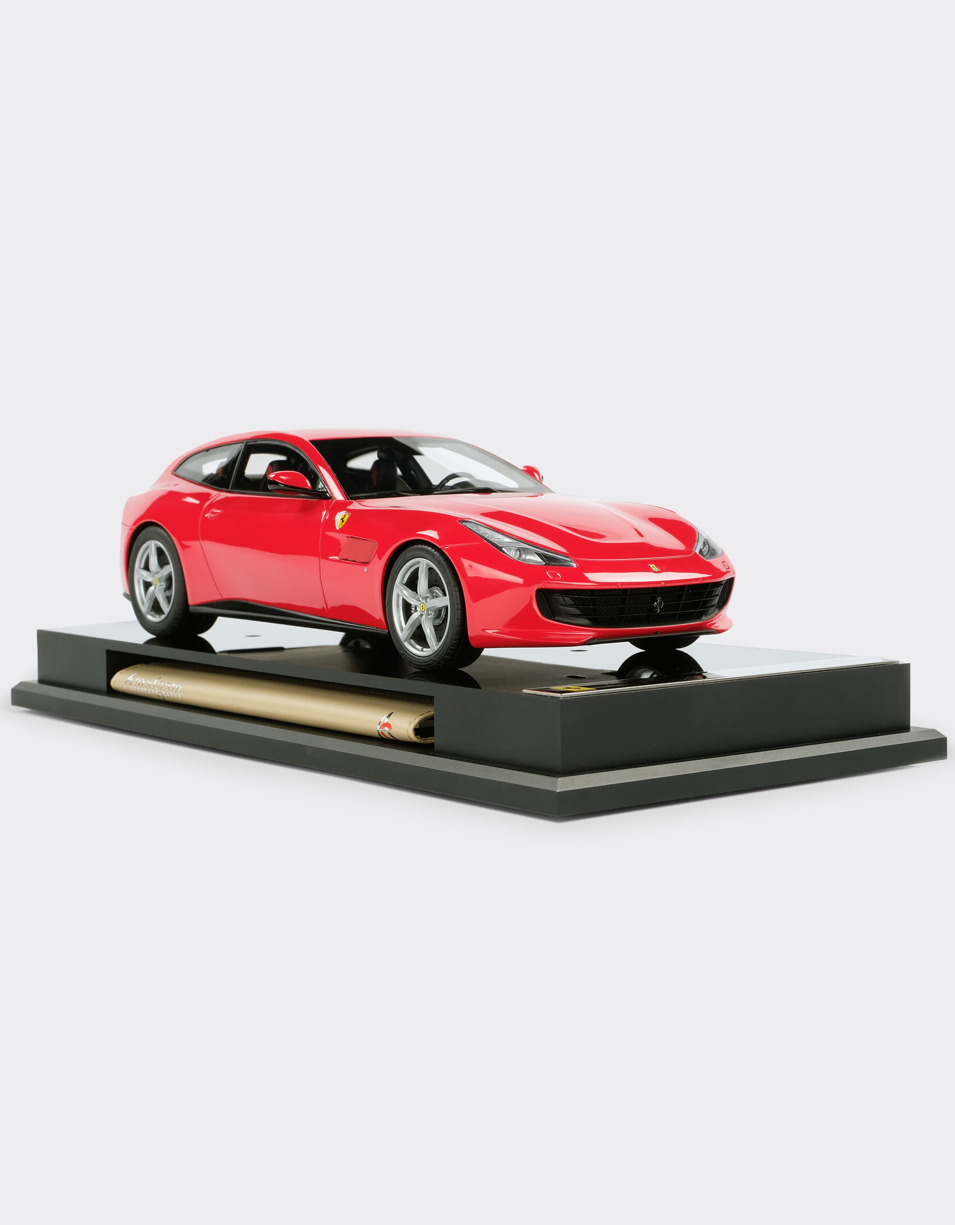 Ferrari Ferrari GTC4Lusso model in 1:18 scale Red L7596f