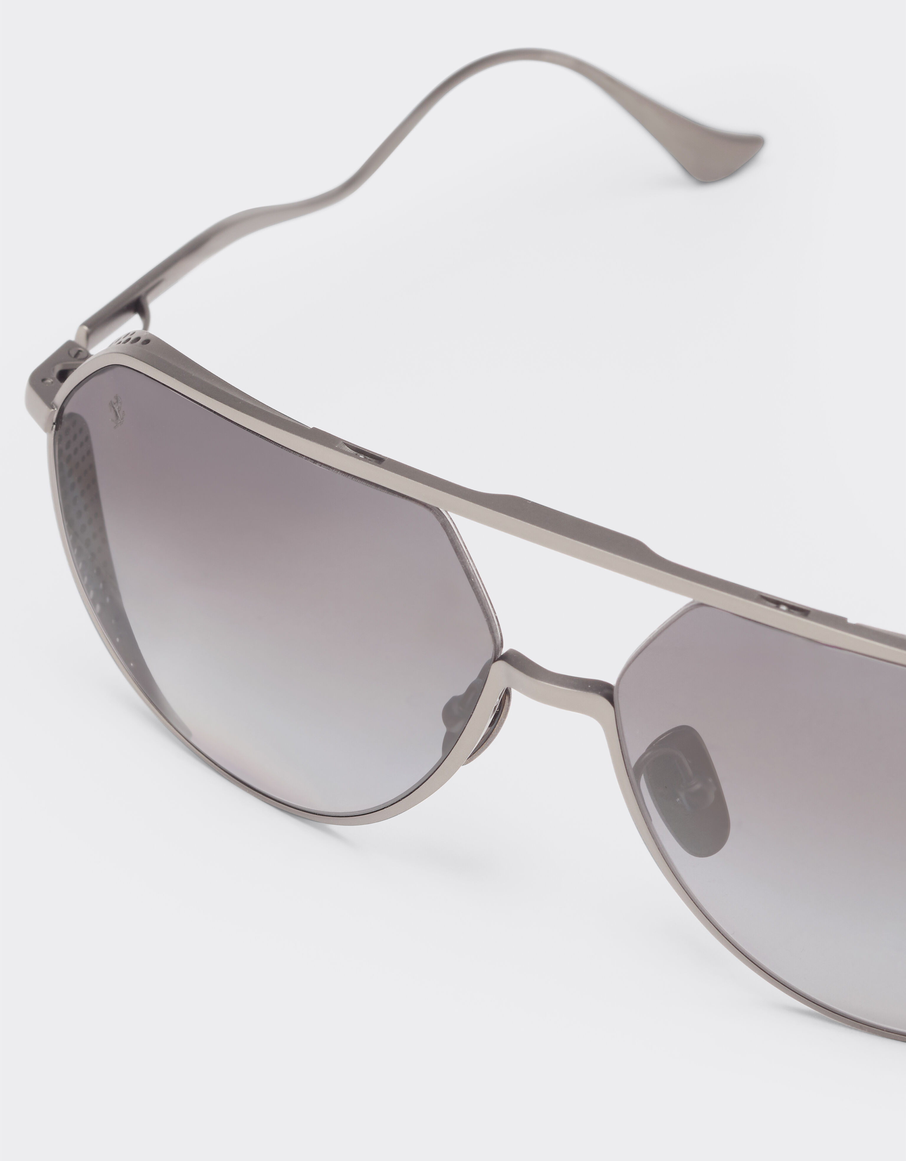Ferrari Lunettes de soleil Ferrari en titane gunmetal mat avec verres polarisés gris dégradés Or Satiné LA02Af