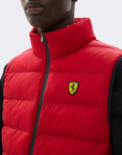 Ferrari Gesteppte Nylonweste mit Ferrari-Wappen Rosso SWMVT0001WNY0003f