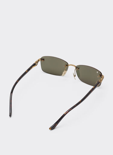 Lunettes de soleil Ferrari en titane doré mat et acétate avec verres jaune doré transparent miroir Ferrari Lunettes de soleil Ferrari en titane doré mat et acétate avec verres jaune doré transparent miroir Oro LA0L9f