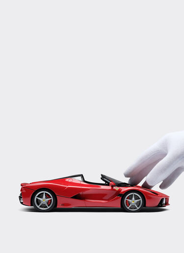 Ferrari LaFerrari Aperta model in 1:18 scale MULTICOLOUR L7595f