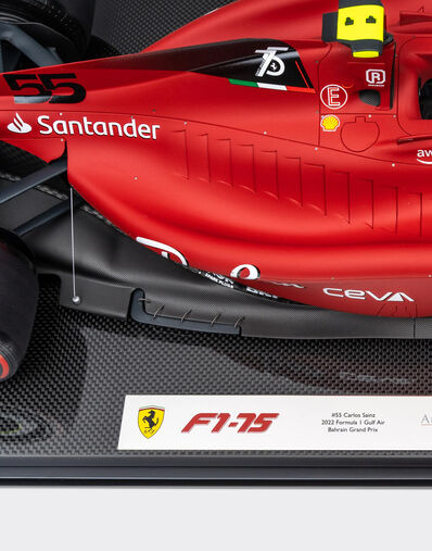 Ferrari 1:8 scale Carlos Sainz Ferrari F1-75 model Red F0666f