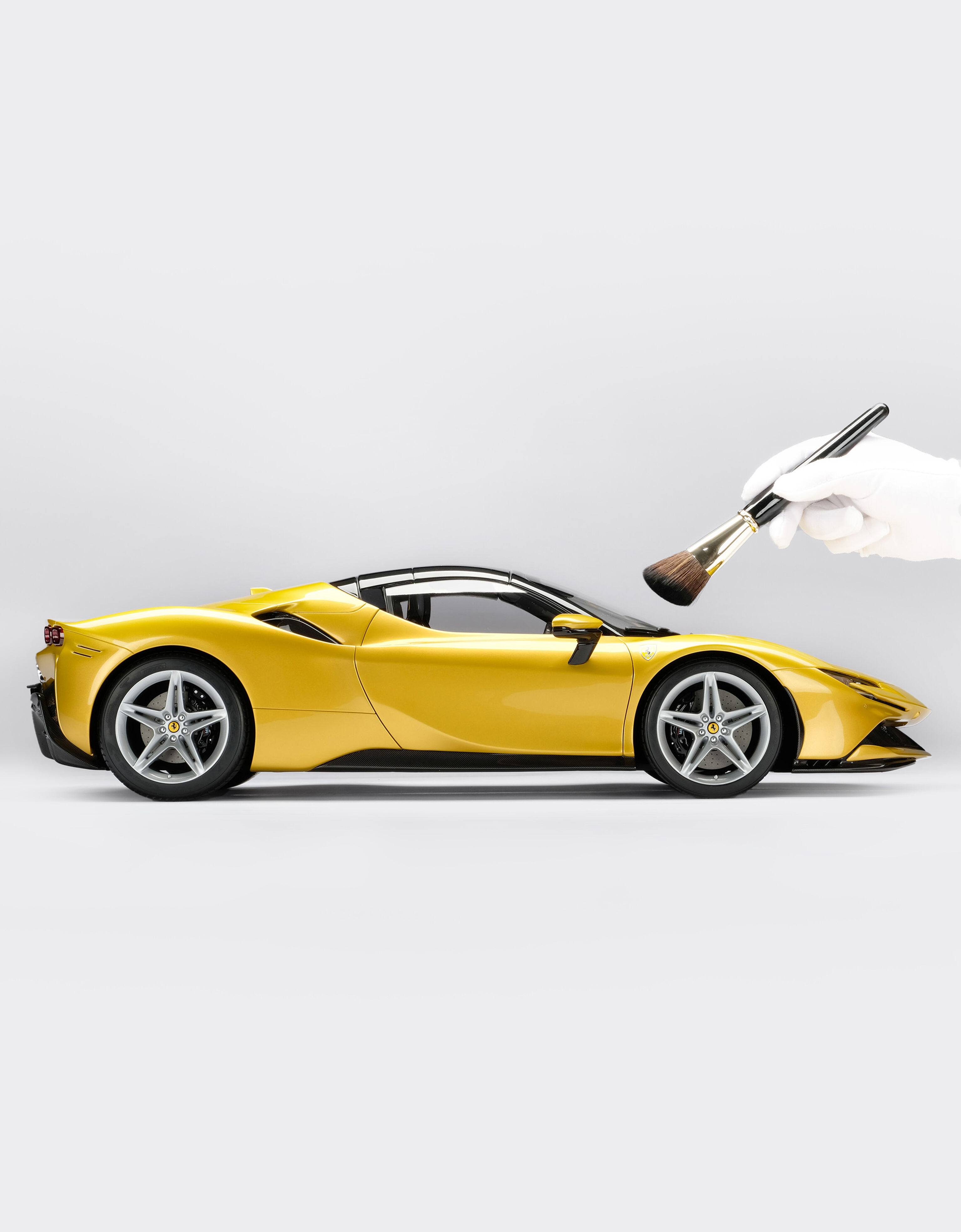 Ferrari SF90 Stradale Spider model in 1:8 scale Gold F0075f