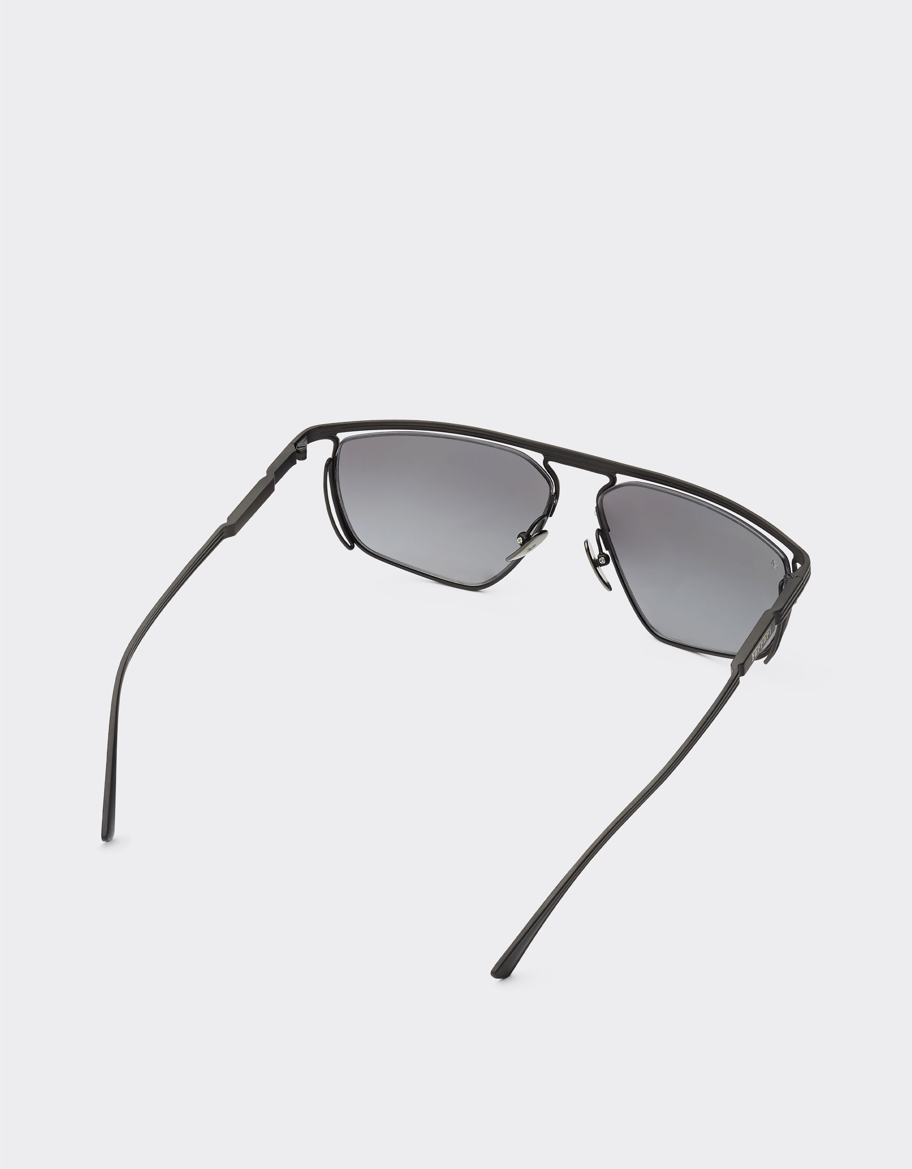 Ferrari Lunettes de soleil Ferrari en titane noir mat avec verres polarisants gris fumé Noir mat F1520f