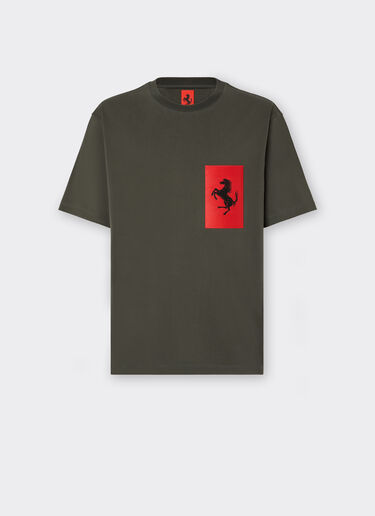 Ferrari T-Shirt aus Baumwolle mit Tasche mit Cavallino Rampante Military-Grün 47824f