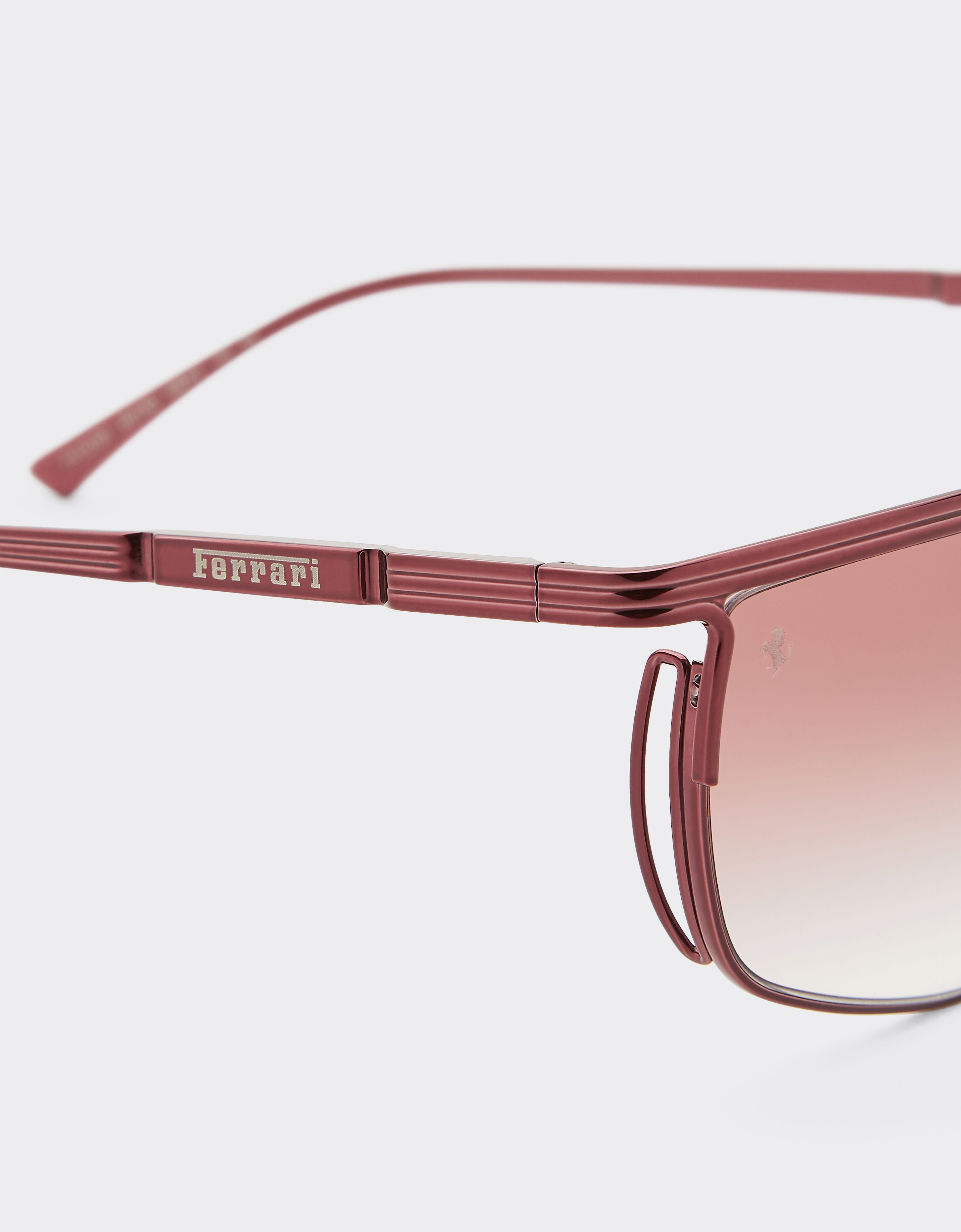 Ferrari Lunettes de soleil Ferrari en titane bordeaux avec verres dégradés bordeaux Bordeaux F1523f