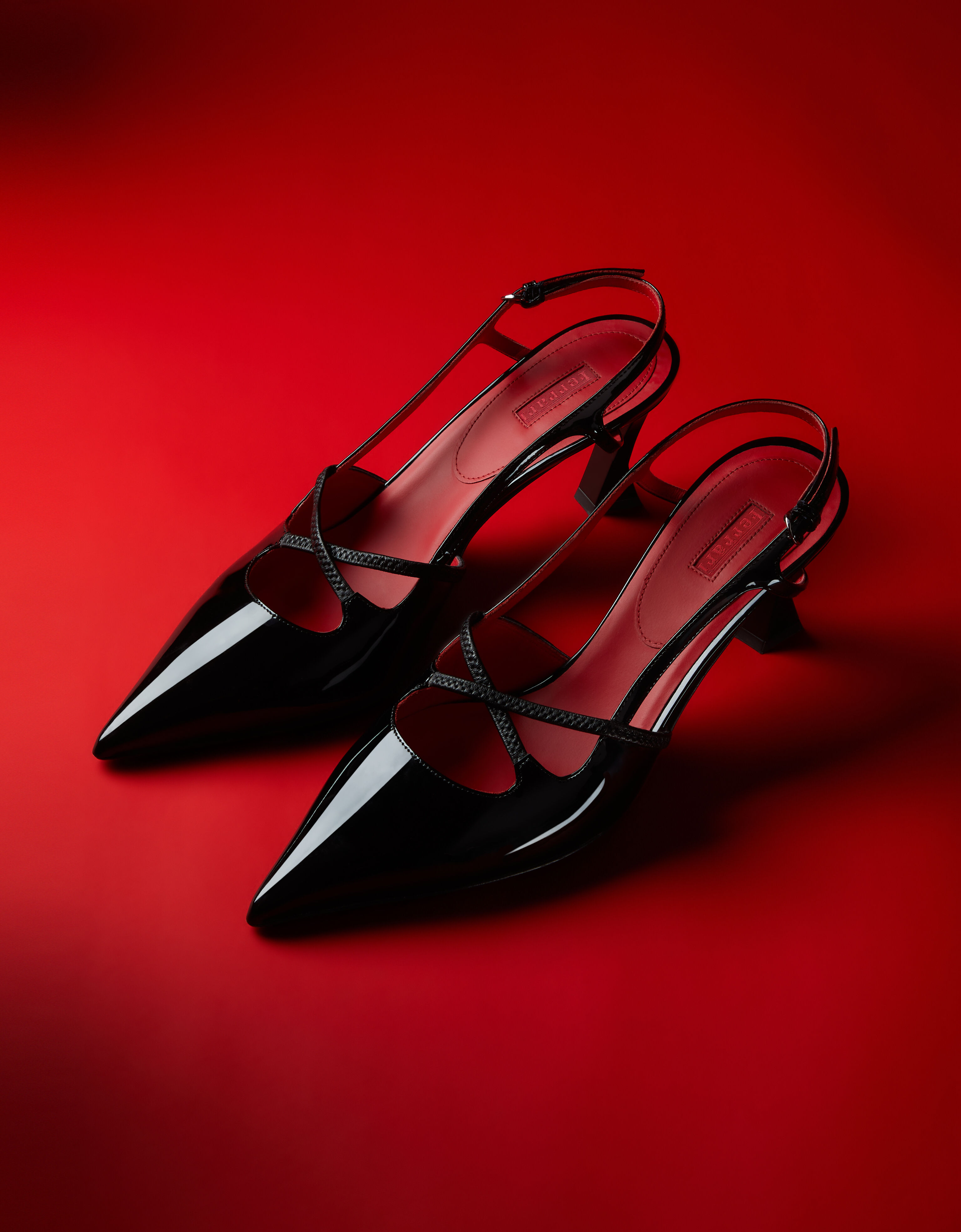 Slingback shoes in black patent leather with midi heel