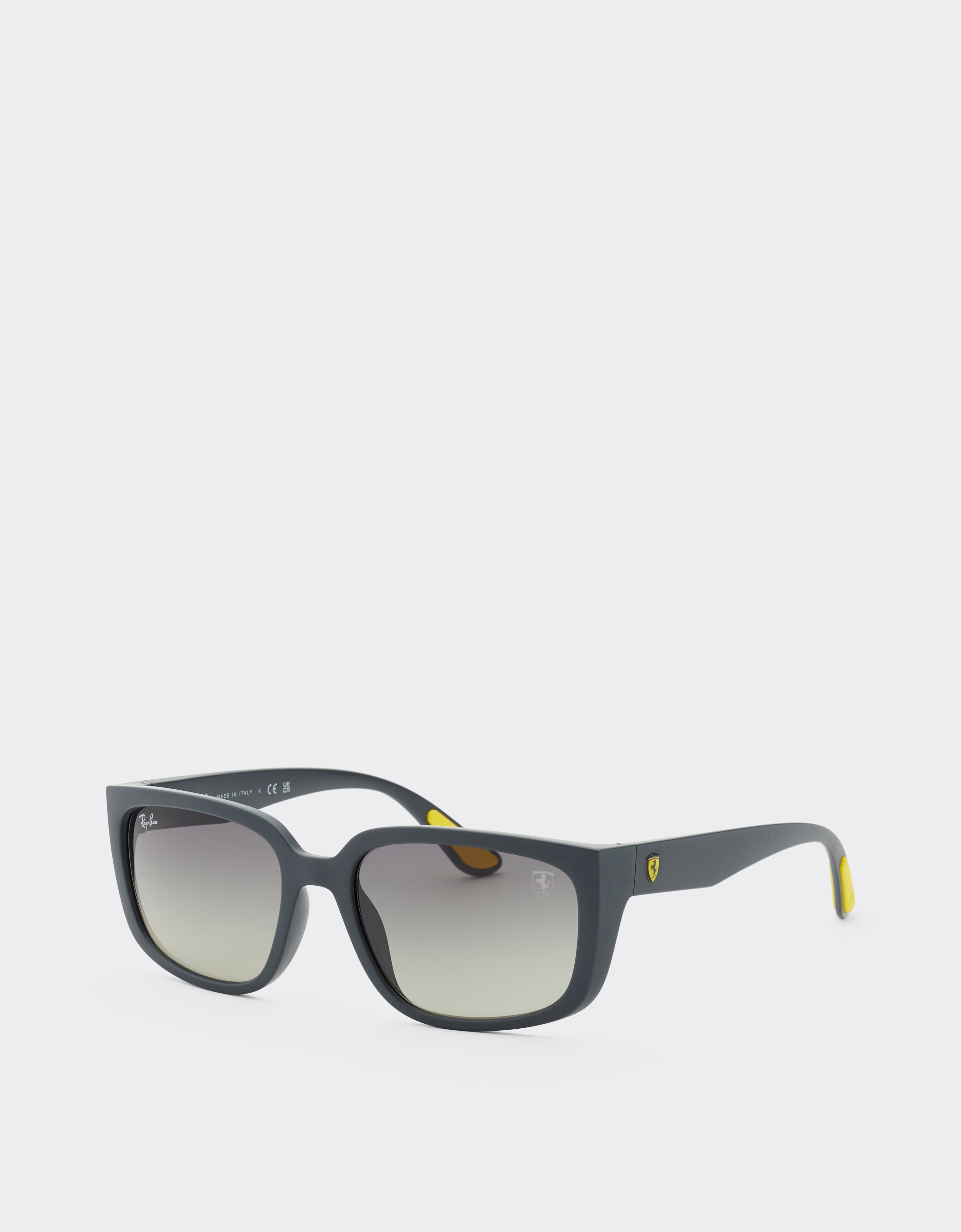 Ferrari Ray-Ban pour Scuderia Ferrari RB4443M en PEEK gris avec des verres gris dégradés Ingrid F1518f