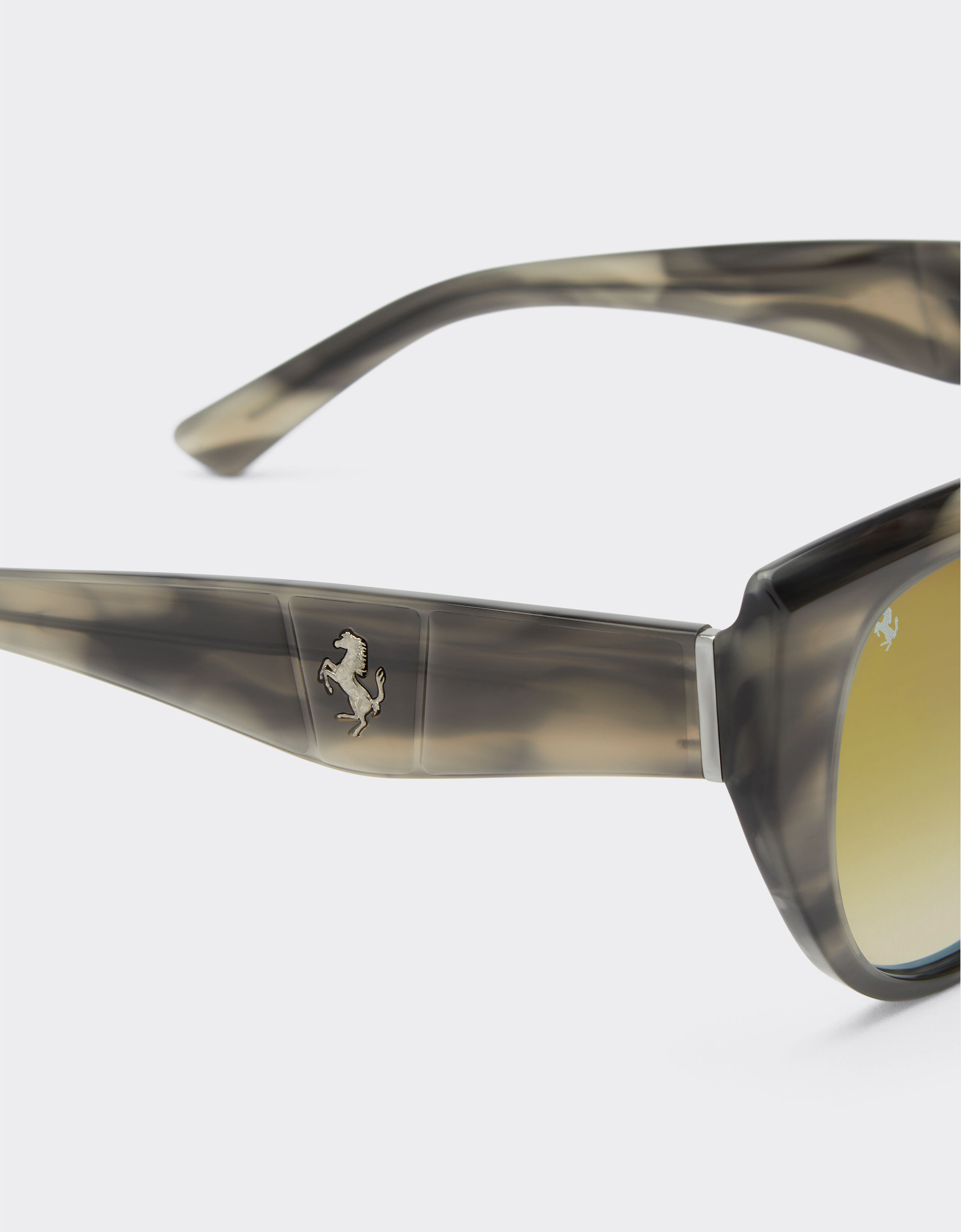 Ferrari Ferrari Sonnenbrille aus grau gestreiftem Acetat mit verspiegelten Gläsern Blu Scozia F1203f