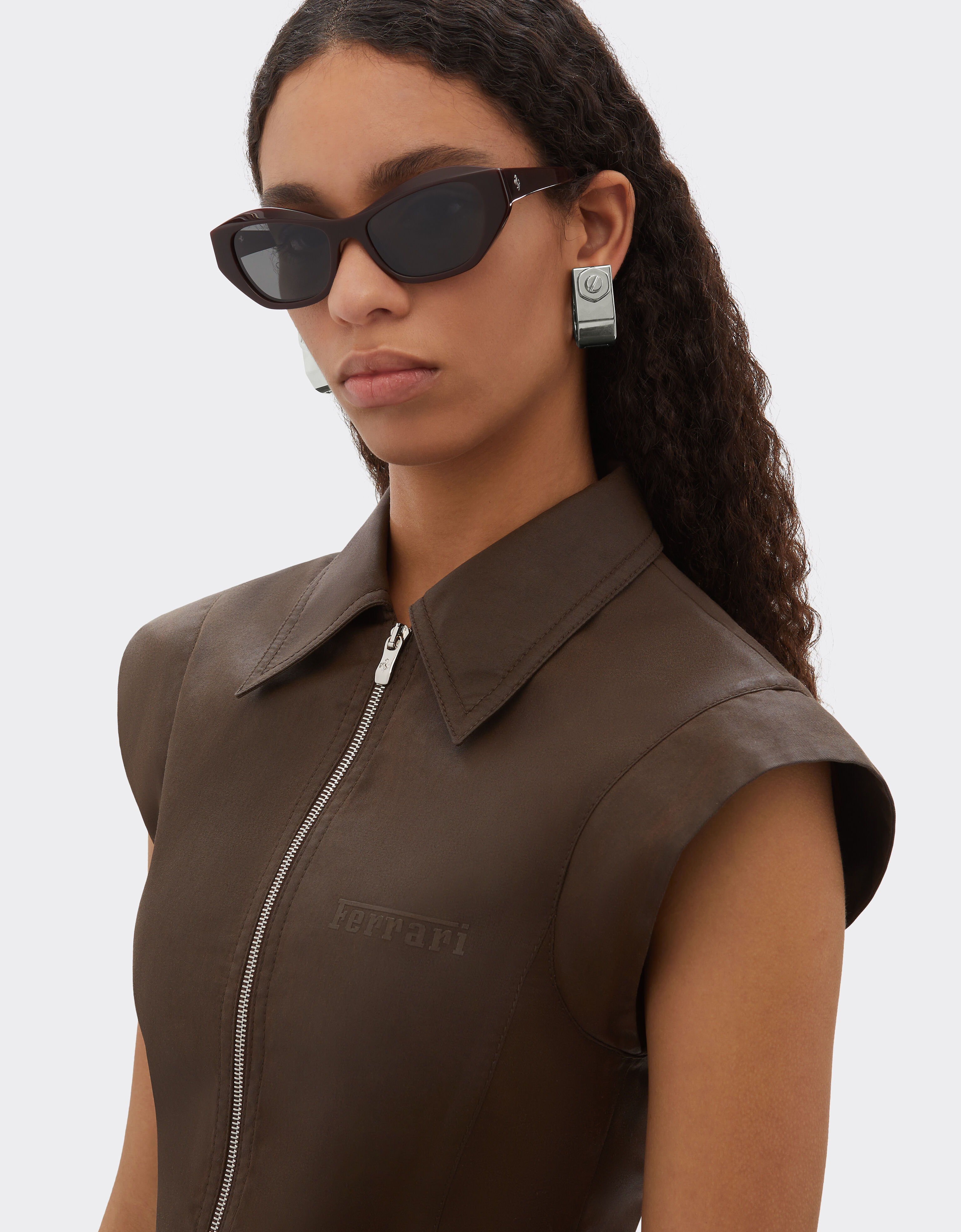 Lunettes de soleil Ferrari en acétate rouge strié avec verres noirs polarisés Ferrari Lunettes de soleil Ferrari en acétate rouge strié avec verres noirs polarisés Rosso Scuro LA0L4f