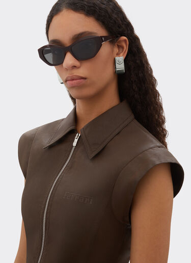 Lunettes de soleil Ferrari en acétate rouge strié avec verres noirs polarisés Ferrari Lunettes de soleil Ferrari en acétate rouge strié avec verres noirs polarisés Rosso Scuro LA0L4f