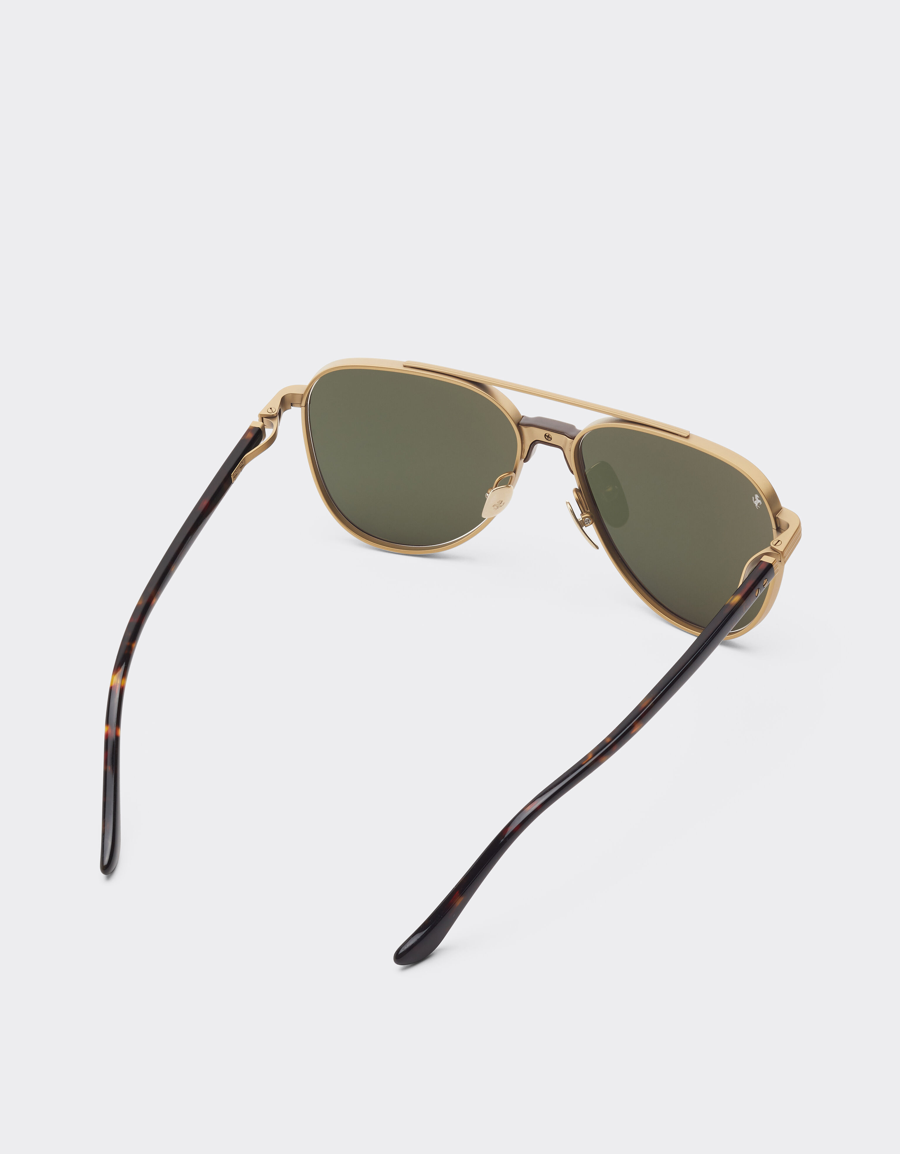 Lunettes de soleil Ferrari en titane couleur or mat et acétate avec verres jaune doré transparents miroirs Ferrari Lunettes de soleil Ferrari en titane couleur or mat et acétate avec verres jaune doré transparents miroirs Oro LA0KSf