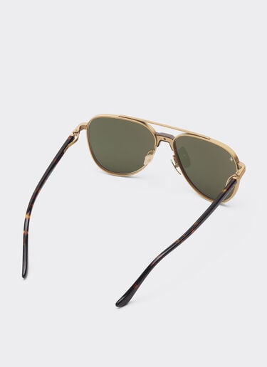 Lunettes de soleil Ferrari en titane couleur or mat et acétate avec verres jaune doré transparents miroirs Ferrari Lunettes de soleil Ferrari en titane couleur or mat et acétate avec verres jaune doré transparents miroirs Oro LA0KSf