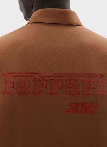 Ferrari-Poloshirt aus Baumwolle für den GP von Monaco 2026 Ferrari Ferrari-Poloshirt aus Baumwolle für den GP von Monaco 2026 Caffè CJMPO0021JCO0045f