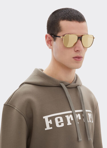 Lunettes de soleil Ferrari en titane couleur or mat et acétate avec verres jaune doré transparents miroirs Ferrari Lunettes de soleil Ferrari en titane couleur or mat et acétate avec verres jaune doré transparents miroirs Oro LA0KSf