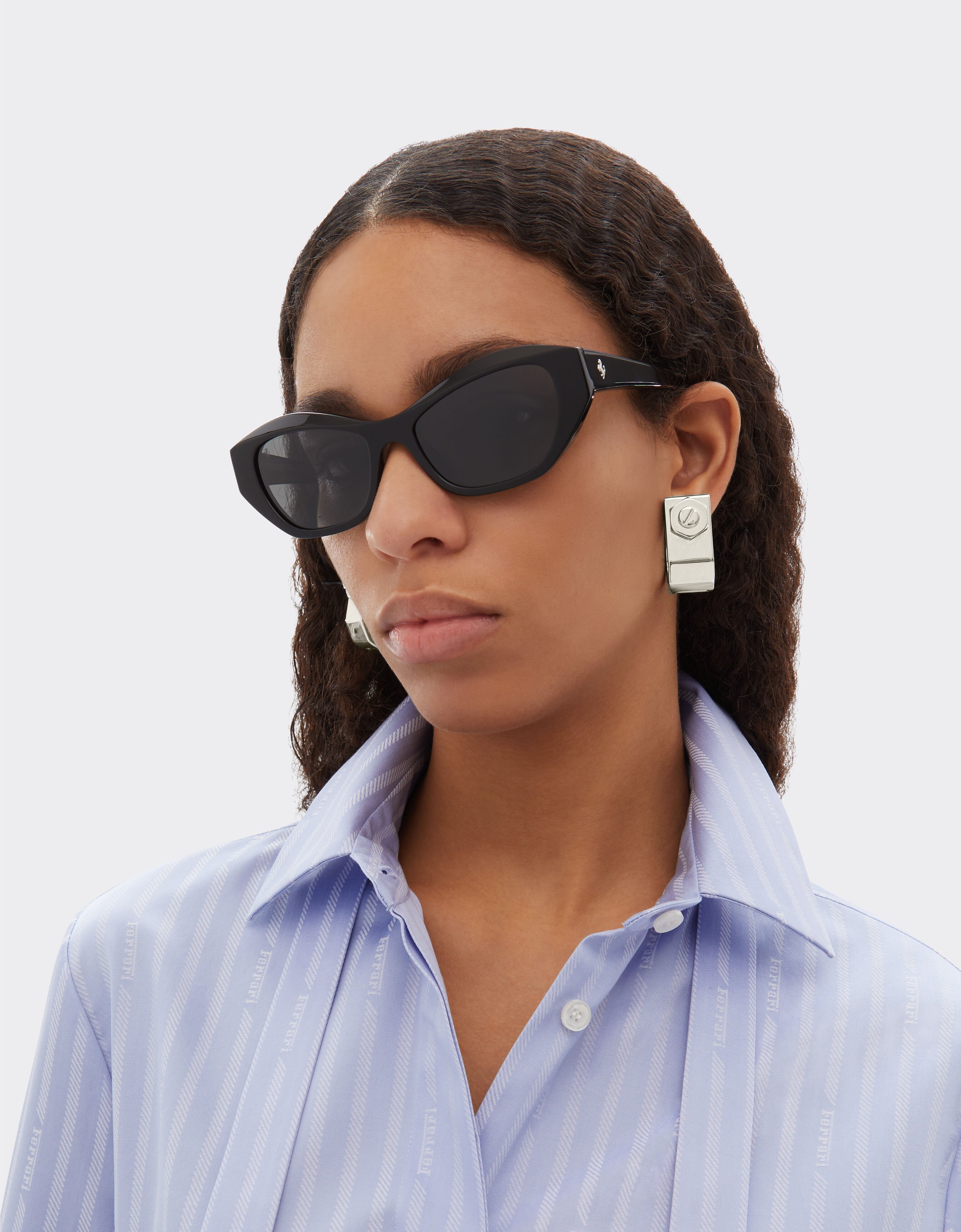 Lunettes de soleil Ferrari en acétate noir brillant avec verres noirs polarisés Ferrari Lunettes de soleil Ferrari en acétate noir brillant avec verres noirs polarisés Nero LA0L2f