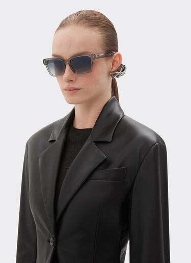 Ferrari Lunettes de soleil Ferrari en acétate gris transparent avec verres gris dégradés Ingrid F1545f