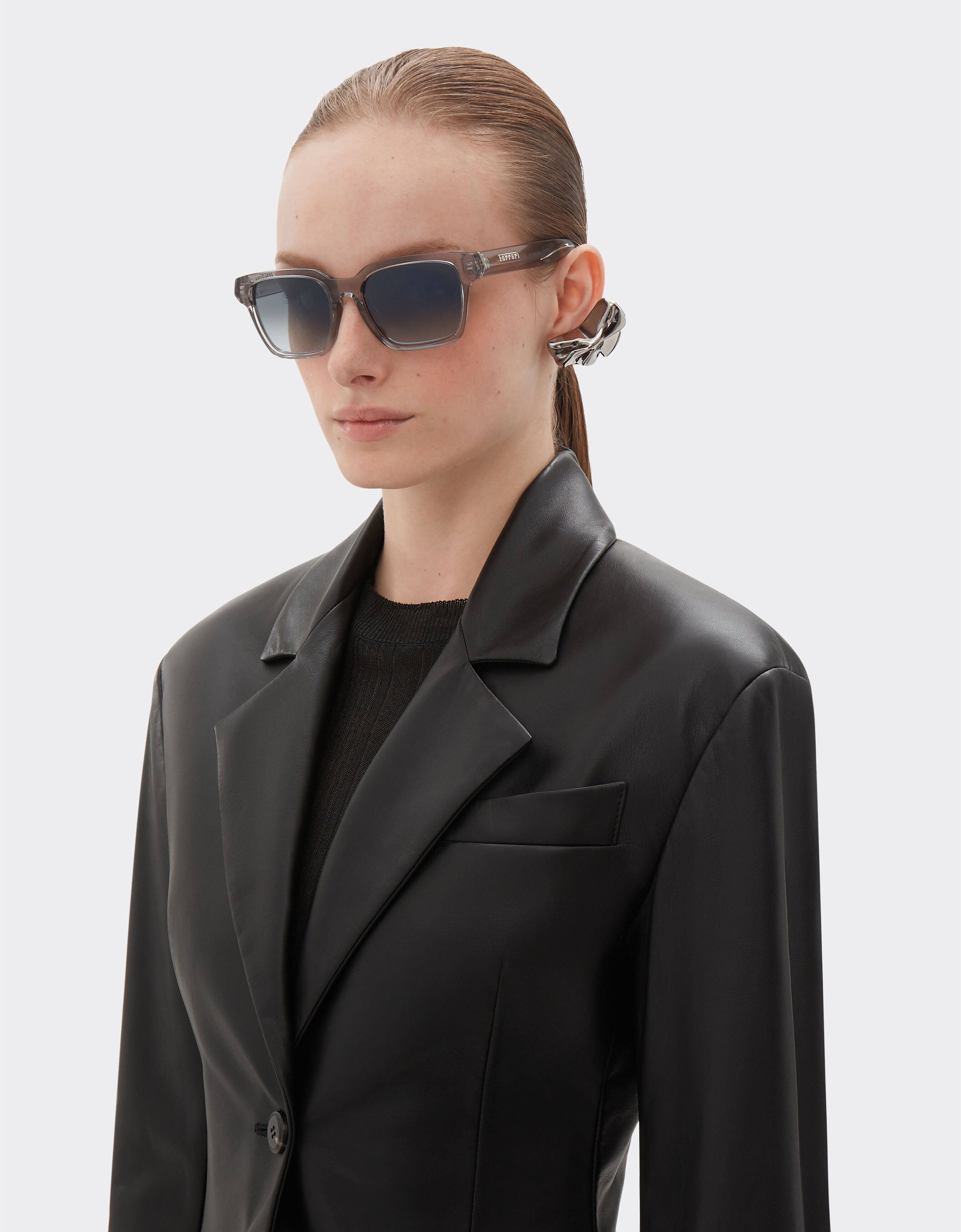 Ferrari Lunettes de soleil Ferrari en acétate gris transparent avec verres gris dégradés Ingrid F1545f