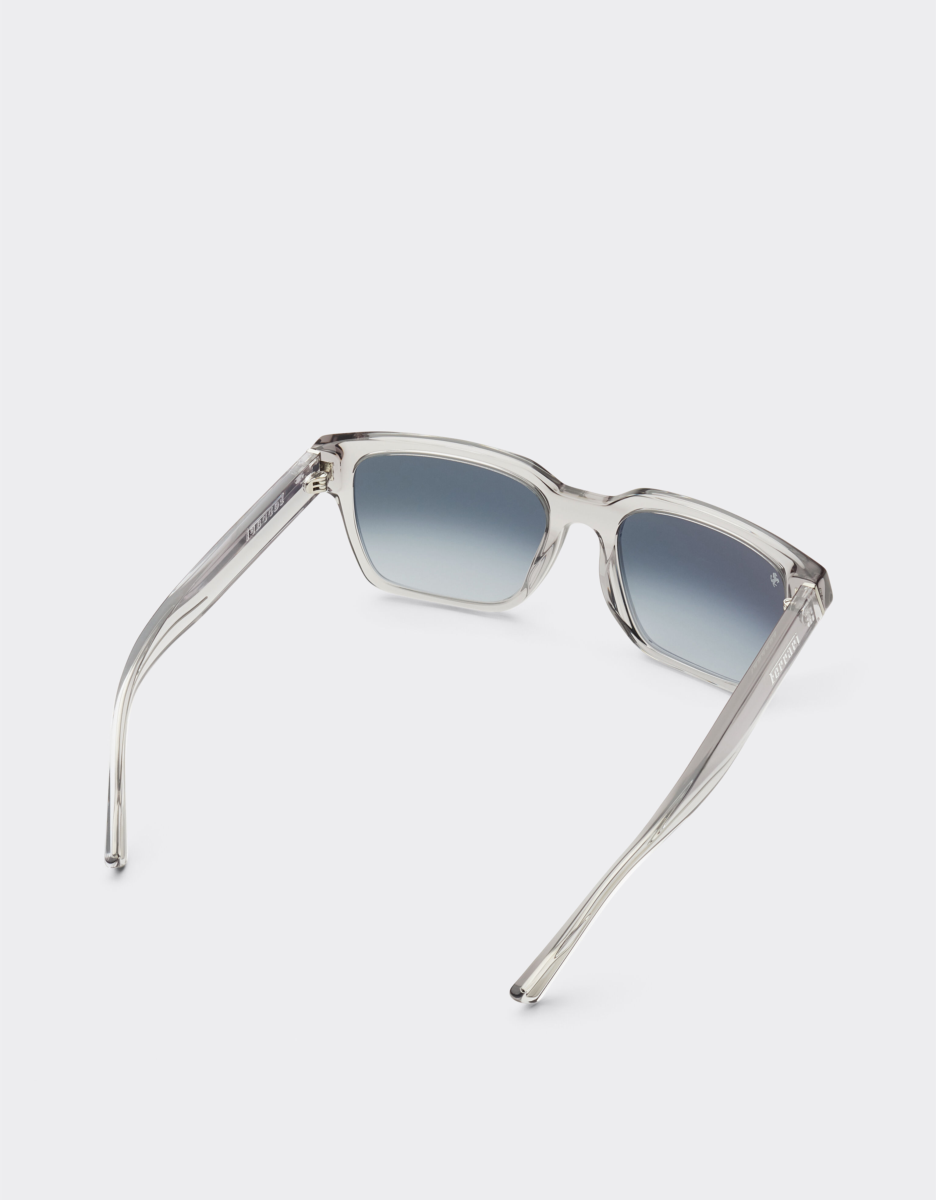 Ferrari Lunettes de soleil Ferrari en acétate gris transparent avec verres gris dégradés Ingrid F1545f