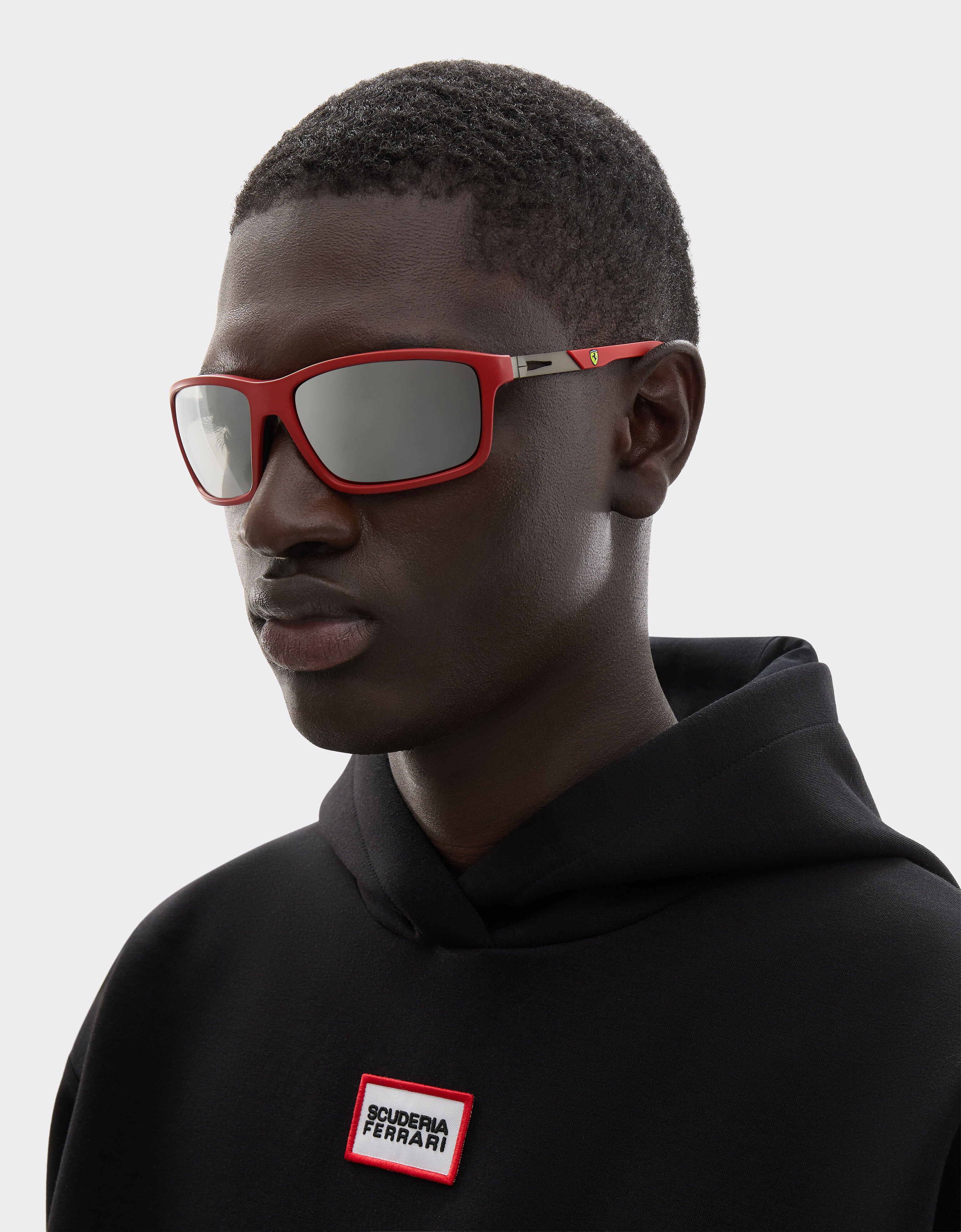 Ray-Ban for Scuderia Ferrari 0FZ6021 en material inyectado y metal rojo Ferrari mate con lentes grises espejadas Ferrari Ray-Ban for Scuderia Ferrari 0FZ6021 en material inyectado y metal rojo Ferrari mate con lentes grises espejadas Rosso LY0SG1418EXT0001f
