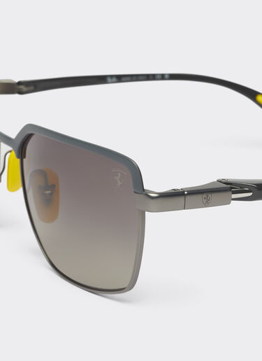 Ferrari Ray-Ban für Scuderia Ferrari Sonnenbrille 0RB3743M aus grauem und metallgrauem Metall mit grauen Gläsern mit Farbverlauf Ingrid F1303f