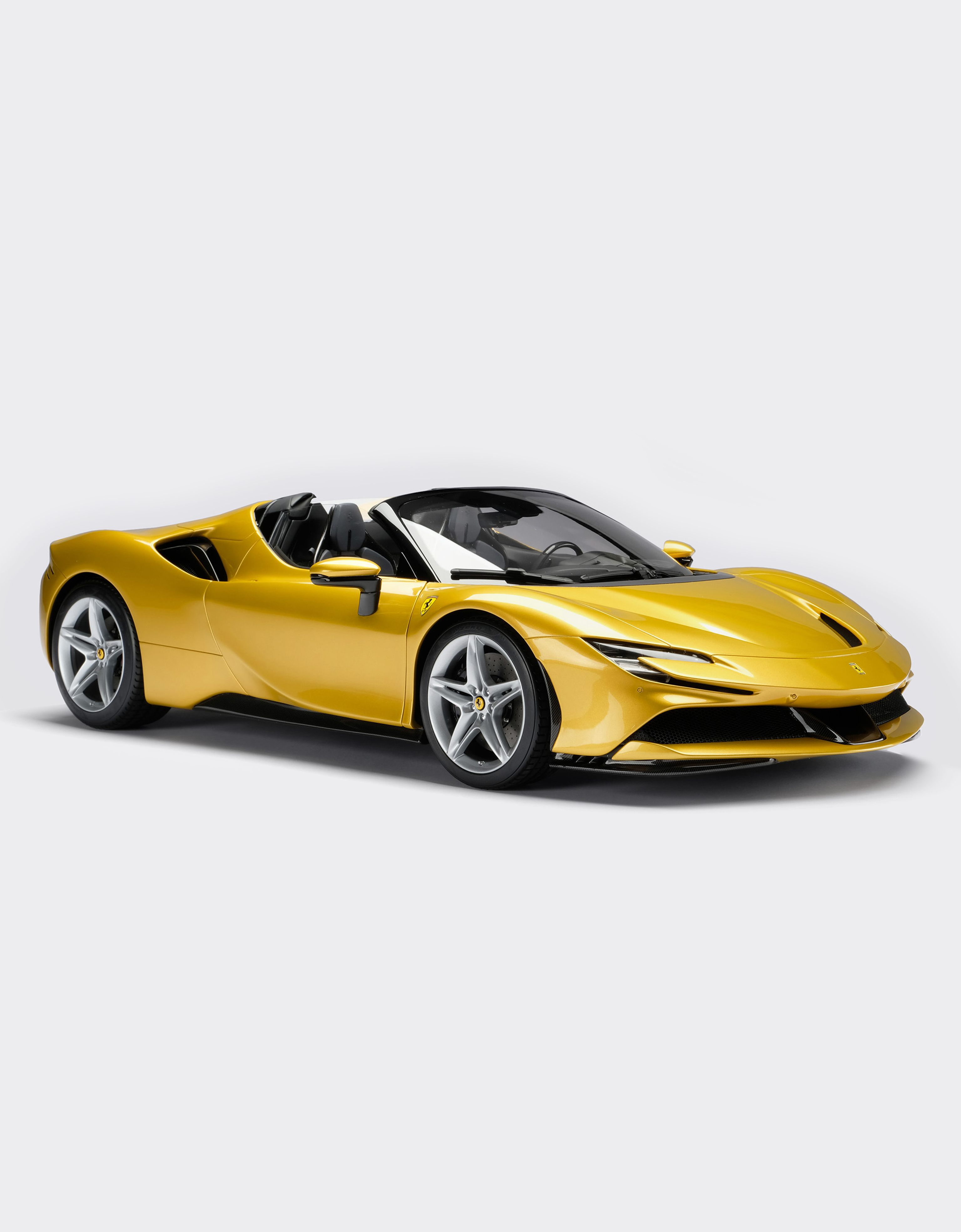 SF90 Stradale Spider model in 1:8 scale、ゴールドの | Ferrari®